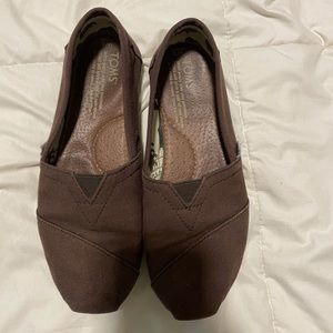Size 6 classic Toms in brown!
